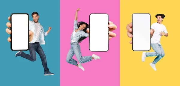 ポジティブな興奮する若者と女性は喜びから飛び出し 色付きの背景 コラージュで隔離された空のスクリーンで電話を表示します 素晴らしいアドバイス オファー デジタル広告 新しいアプリ パノラマ — ストック写真
