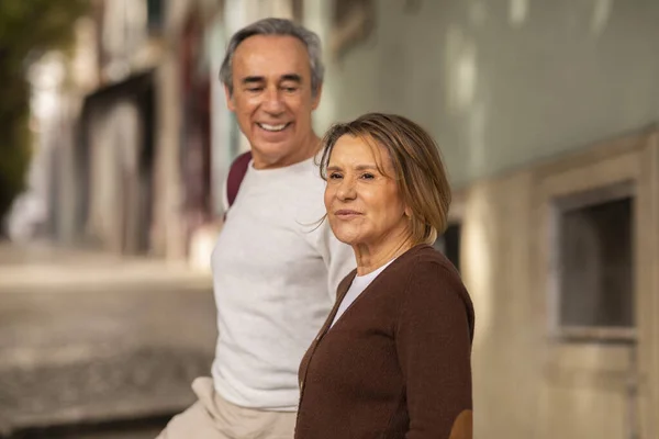 Portrait Senior Tourists Couple Walking Outdoors Man Looking His Happy — Stock Photo, Image