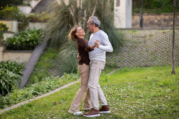 Счастливые Пенсионеры Танцуют Свежем Воздухе Грин Парке Романтические Супруги Празднуют — стоковое фото