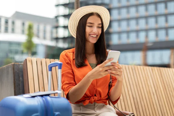 Reiseantrag Passagierin Schreibt Sms Aufs Smartphone Surft Internet Und Bucht — Stockfoto