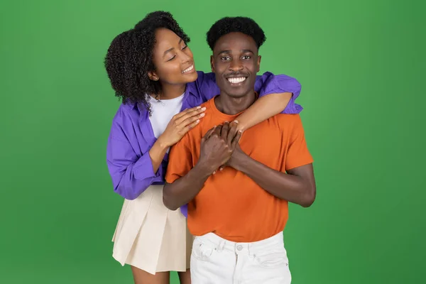 Positivo Millenario Afroamericano Uomo Abbraccio Donna Casual Godere Data Isolato — Foto Stock