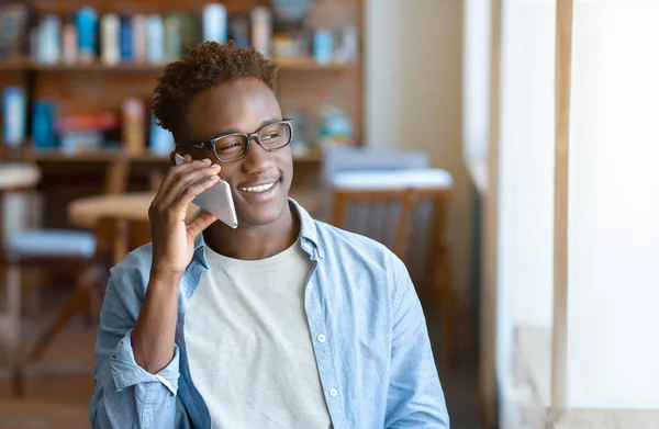 Šťastný Černý Student Mluví Mobilním Telefonu Během Svých Studií Městské — Stock fotografie