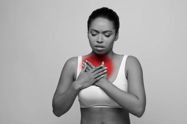 Ademhalingsproblemen Astma Paniekaanval Gestresste Jonge Afrikaanse Amerikaanse Vrouw Met Pijn — Stockfoto