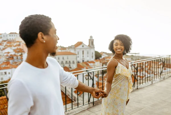 快乐的年轻非洲裔美国人牵着女士的手 女人领着男人在城市里 享受约会和旅行 在户外 假期和浪漫的业余时间 爱情的关系 — 图库照片