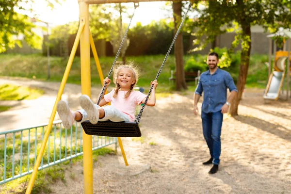 Baba Kız Avrupalı Ailenin Oyun Parkında Vakit Geçirmesi Oyun Oynaması — Stok fotoğraf