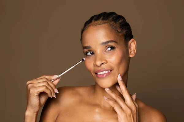 Wanita Paruh Baya African Amerika Yang Cantik Memegang Kuas Dan — Stok Foto