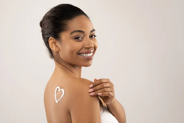 Sorrindo Positivo Bonita Topless Jovem Mulher Negra Com Símbolo Forma — Fotografia de Stock
