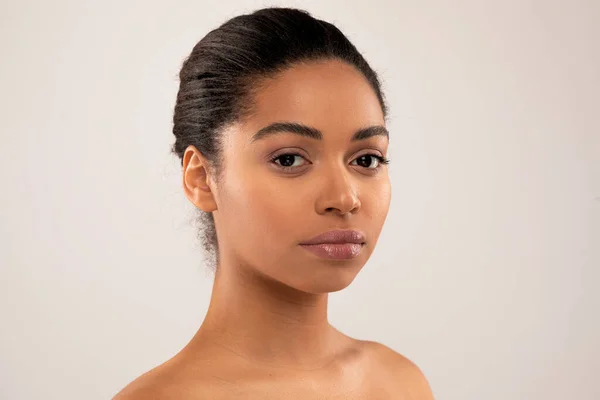 Portret Van Een Mooie Jonge Zwarte Vrouw Naakt Poserend Een — Stockfoto