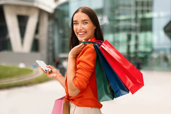 Mobile Shopping App Spännande Kund Lady Håller Smartphone Och Shopper — Stockfoto