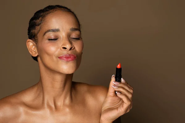 Krásná Šťastná Černá Žena Středního Věku Drží Jasně Červenou Rtěnku — Stock fotografie