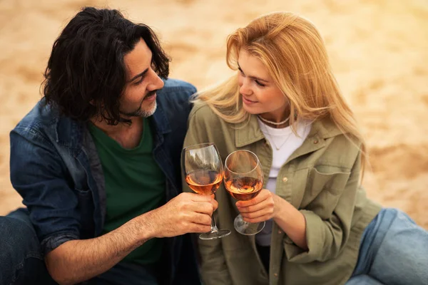 Romantico Giovane Coppia Brindare Vicenda Con Vino Mentre Seduti Insieme — Foto Stock