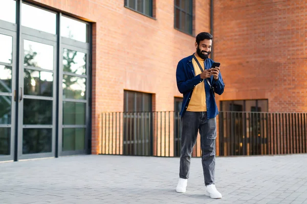 Homem Indiano Feliz Mensagens Texto Telefone Móvel Usando Grande Aplicação — Fotografia de Stock