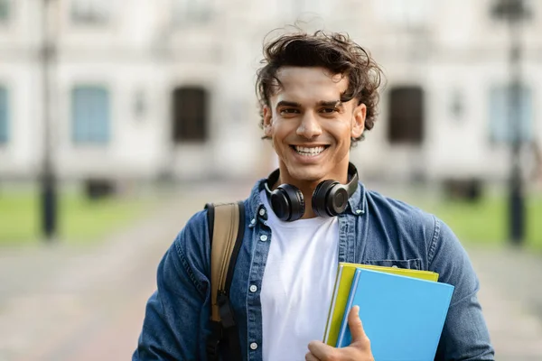 Glimlachende Jonge Mannelijke Student Met Werkboeken Rugzak Buiten Staan Gelukkige — Stockfoto