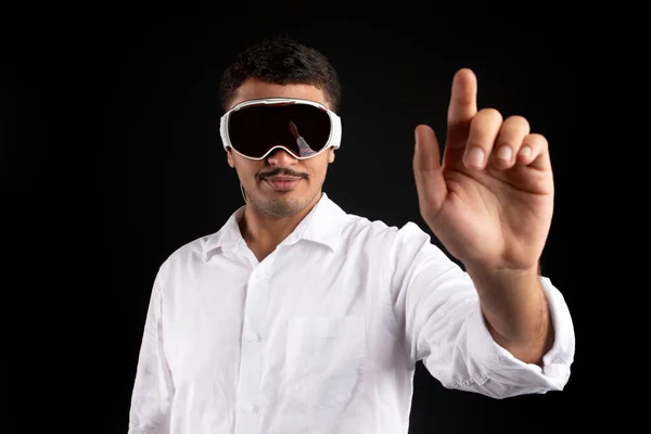 Jungunternehmer Mit Neuer Vision Pro Brille Gestikuliert Und Berührt Virtuellen — Stockfoto