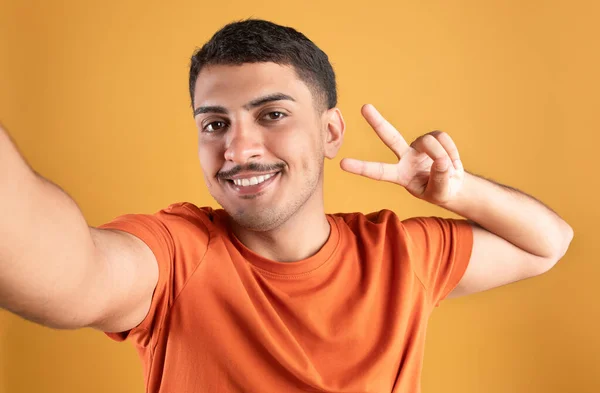 Despreocupado Joven Brasileño Tomando Selfie Mostrando Gesto Paz Sonriendo Tener — Foto de Stock