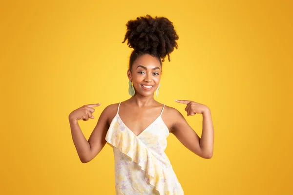 Mutlu Gururlu Genç Siyahi Bayan Kendini Işaret Ediyor Sarı Arka — Stok fotoğraf