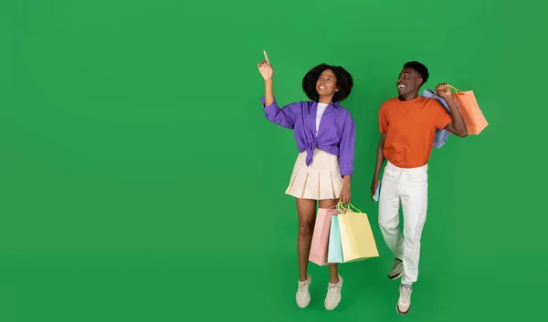 Vrolijke Duizendjarige Zwarte Paar Shopaholics Met Pakketten Met Aankopen Wijzen — Stockfoto