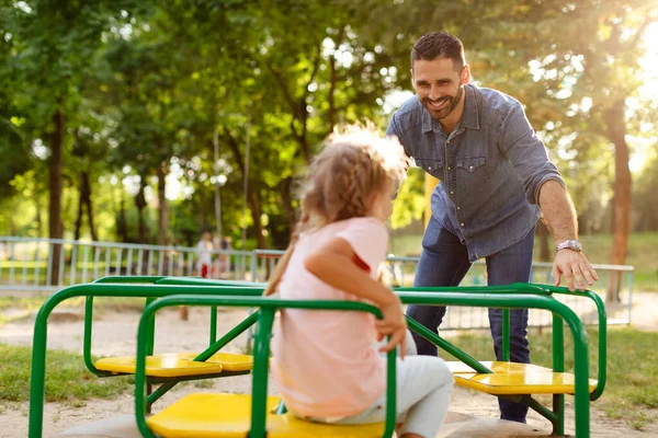 Çocuk Kız Babasıyla Dışarıda Oyun Parkında Eğleniyor Babası Atlı Karıncada — Stok fotoğraf