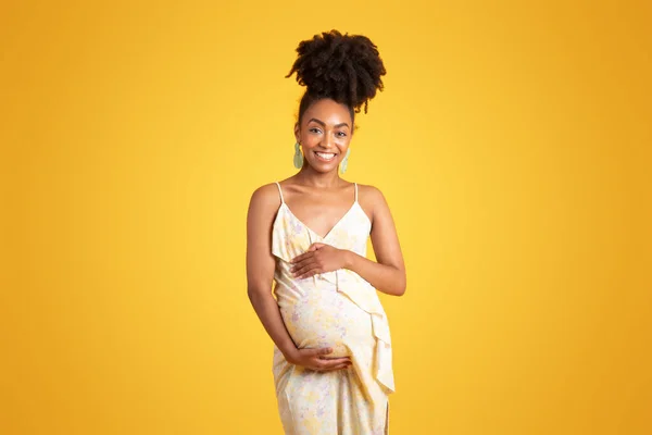 Mutlu Genç Siyahi Kadın Koca Göbeğine Dokunuyor Bebeğin Hareket Ettiğini — Stok fotoğraf