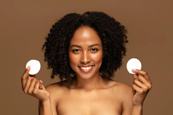 Feliz Alegre Sonriente Bonita Mujer Negra Semidesnuda Usando Almohadillas Algodón — Foto de Stock