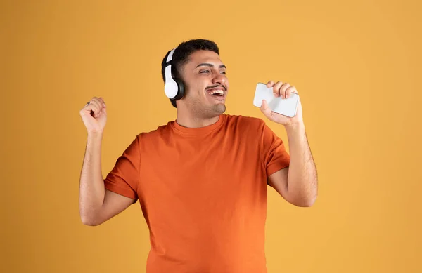 Muziektechnologie Gadgets Braziliaanse Man Draagt Een Koptelefoon Zingt Smartphone Als — Stockfoto