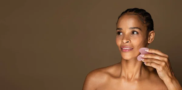 Hermosa Mujer Negra Mediana Edad Haciendo Masaje Facial Elevación Con —  Fotos de Stock