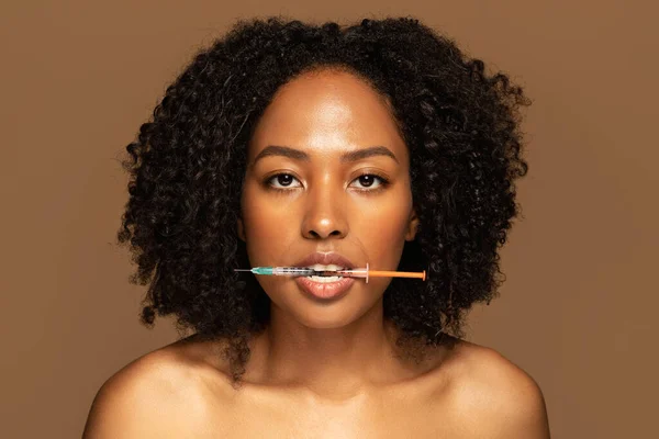 Pengisi Bibir Obat Estetika Injeksi Bibir Wanita Muda Cantik Setengah — Stok Foto