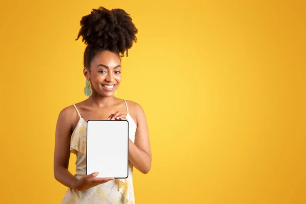 Vrolijke Jonge Zwarte Vrouw Met Tablet Met Leeg Scherm Aanbevelen — Stockfoto