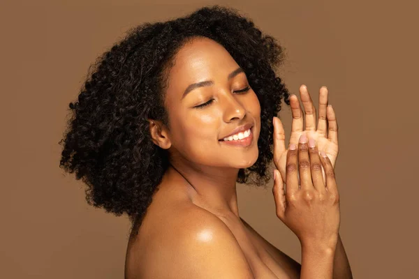Şehvetli Gülümseyen Üstsüz Güzel Gür Saçlı Güzel Siyah Kadın Ellerine — Stok fotoğraf