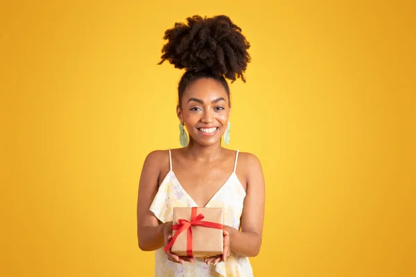 Cheerful Young Black Woman Holding Box Gift Isolated Yellow Background — Stock Photo, Image