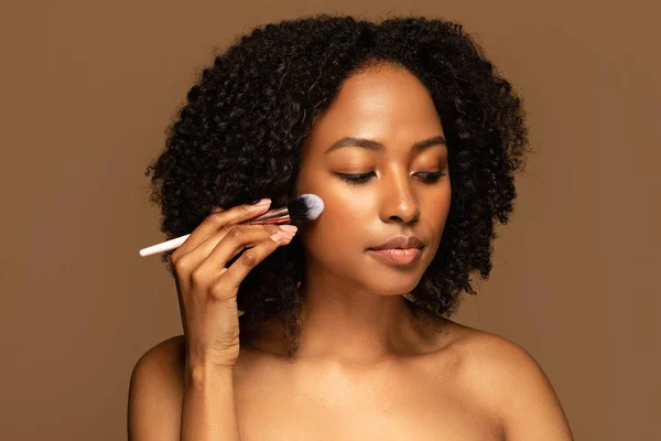 Atractiva Mujer Negra Semidesnuda Con Cabello Tupido Sosteniendo Cepillo Maquillaje — Foto de Stock