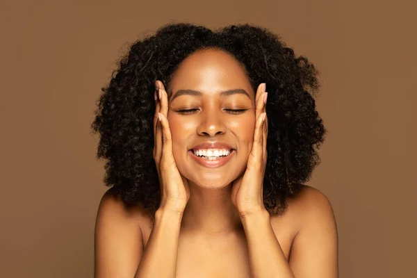 Retrato Primer Plano Alegre Atractiva Mujer Afroamericana Semidesnuda Atractiva Con —  Fotos de Stock