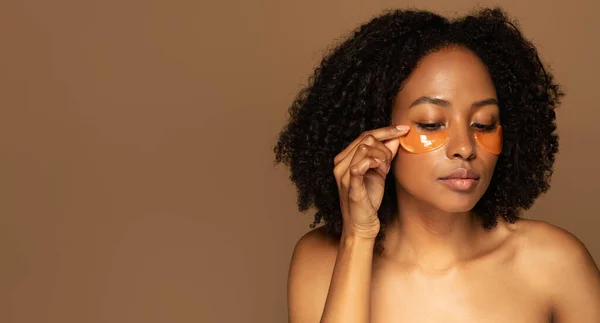 Heiße Halbnackte Afrikanische Millennial Amerikanerin Die Augenklappen Gegen Schwellungen Und — Stockfoto