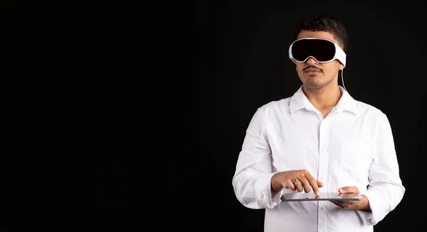 Man Vision Pro Headset Met Tablet Voor Virtual Reality Gaming — Stockfoto