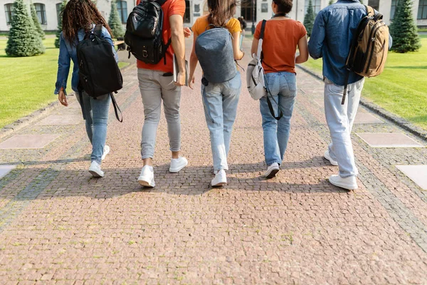 Grupo Estudiantes Caminando Por Camino Campus Universitario Después Las Clases — Foto de Stock