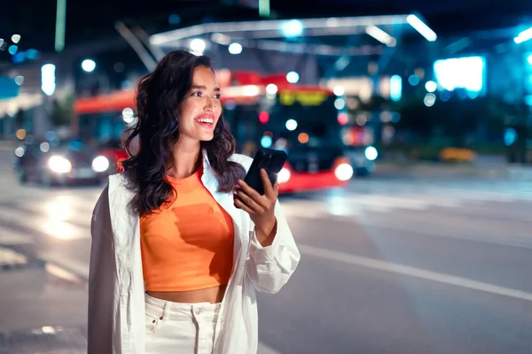 Jovencita Feliz Usando Smartphone Mirando Lado Sonriendo Caminando Por Calle — Foto de Stock