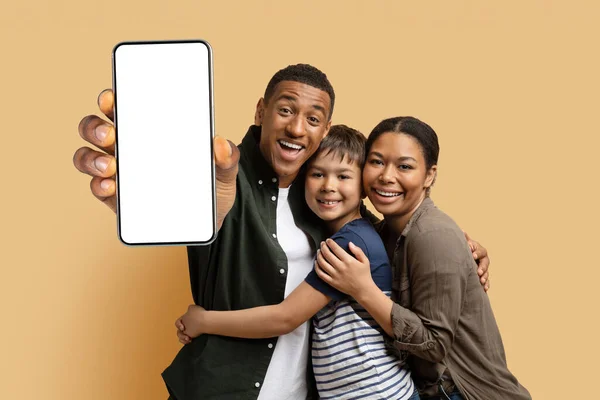 Mobil Uygulamayı Eğlendiriyorum Heyecanlı Genç Siyah Aile Babası Oğlu Bej — Stok fotoğraf