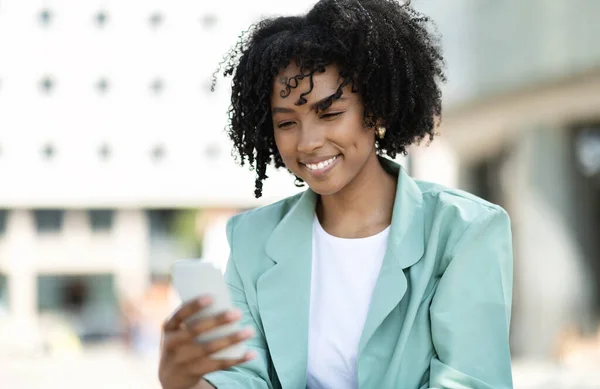 Glad Attraktiv Ung Afrikansk Amerikansk Kvinna Bär Smart Casual Outfit — Stockfoto