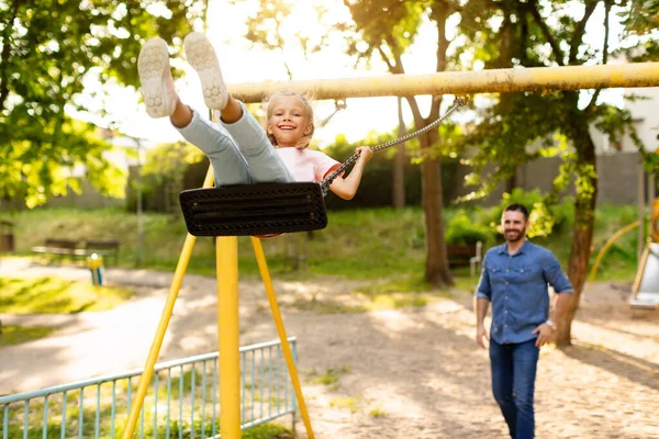 Ταλαντεύεται Στην Ευτυχία Χαρούμενη Οικογένεια Διασκεδάζει Έξω Πατέρας Ιππεύει Την — Φωτογραφία Αρχείου