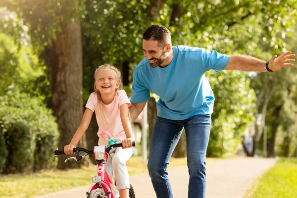 Εξωτερικές Δραστηριότητες Ευτυχισμένος Πατέρας Μαθαίνει Στην Κόρη Του Κάνει Ποδήλατο — Φωτογραφία Αρχείου