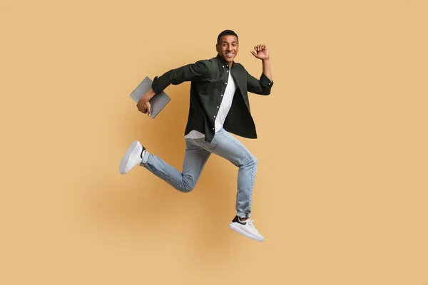 Ενθουσιασμένος Χαρούμενος Casual Νεαρός Μαύρος Ανεξάρτητος Εργολάβος Τρέχει Στον Αέρα — Φωτογραφία Αρχείου