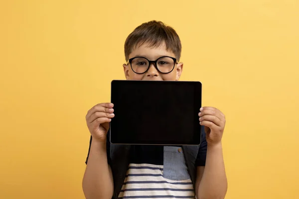 Eğitici Mobil Uygulama Mutlu Okul Çocuğu Beyaz Giysili Gözlüklü Sırt — Stok fotoğraf