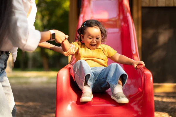 Asian Mother Catching Her Happy Baby Daughter Child Riding Slides — Stock Photo, Image