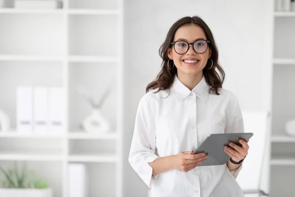 Happy Millennial Kaukasische Managerin Oder Lehrerin Weißem Hemd Und Brille — Stockfoto