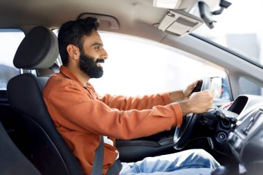 Mutlu Araba Şoförü. Modern Konforlu Otomobil Sürücüsü Orta Doğulu Adam, Oturan Tekerlek, Konforun Keyifli Otomobili. Araç Sahipliği, Trafik ve Ulaşım