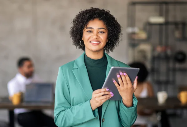 Wirtschaft Und Technologie Lächelnde Schwarze Dame Posiert Mit Digitalem Tablet — Stockfoto
