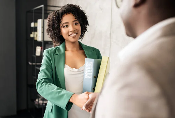 Concepto Empleo Smiling Black Manager Mujer Apretón Manos Con Hombre — Foto de Stock