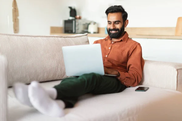 Glad Indisk Man Casual Arbetar Som Frilansare Med Bärbar Dator — Stockfoto