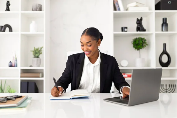 Keyifli Siyahi Kadını Psikolog Bilgisayar Üzerinde Çalışıyor Ofis Içi Çevrimiçi — Stok fotoğraf