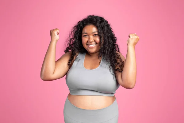 Έννοια Κινήτρου Χαρούμενη Μαύρη Παχύσαρκη Κυρία Αθλητικό Σουτιέν Και Κολάν — Φωτογραφία Αρχείου